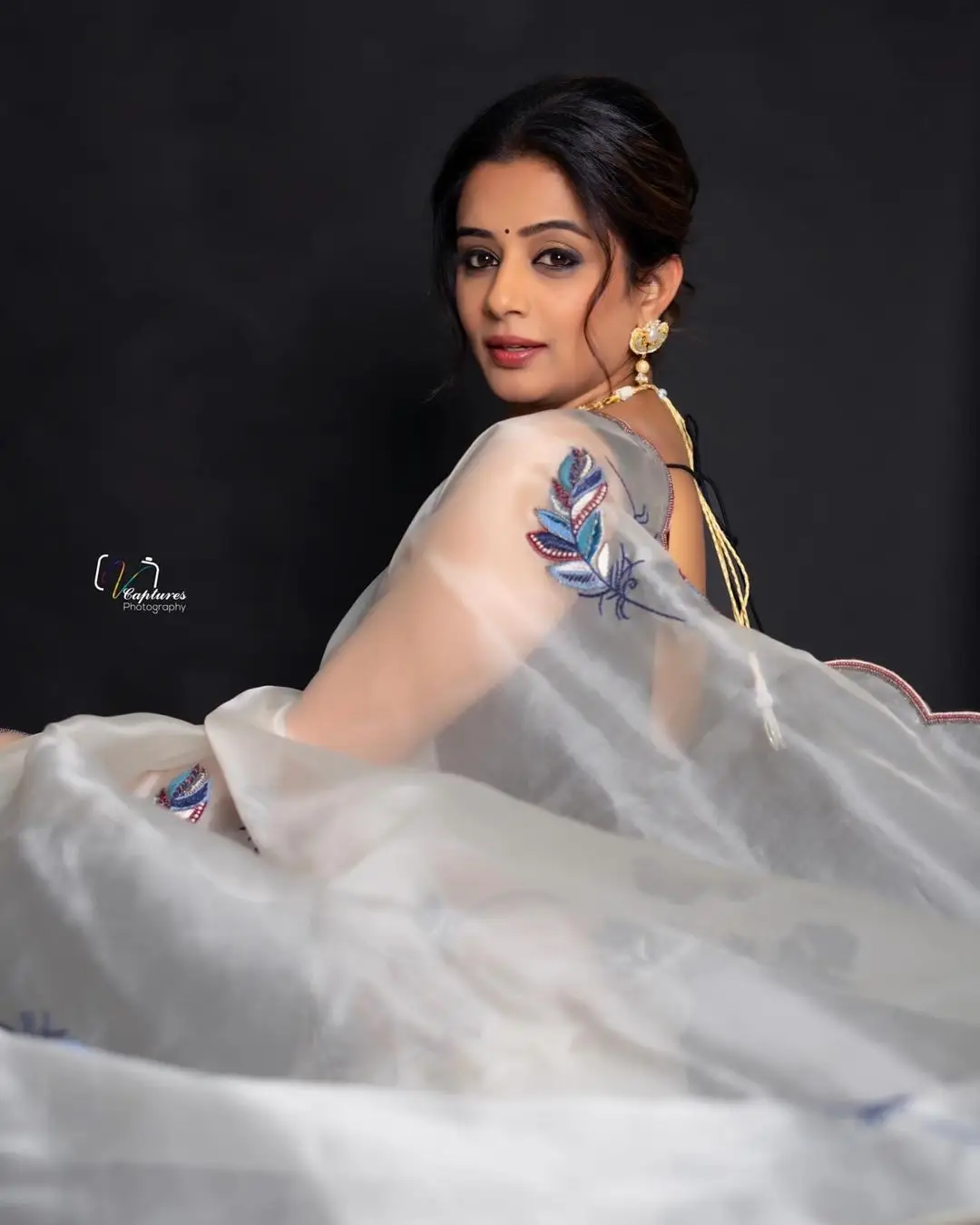 TELUGU TV ACTRESS PRIYAMANI IN WHITE SAREE SLEEVELESS BLACK BLOUSE 5